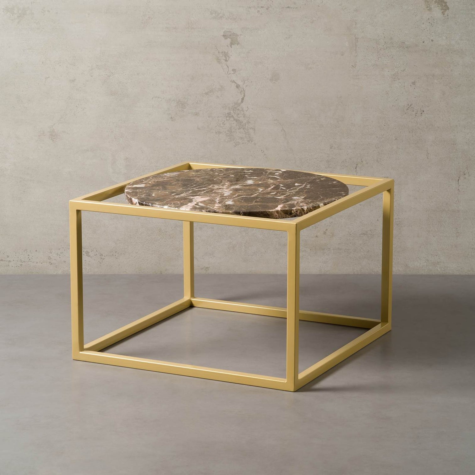 Palermo Marmor Couchtisch mit einer eleganten Natursteinplatte und recyceltem Metallgestell auf einem neutralen Hintergrund.